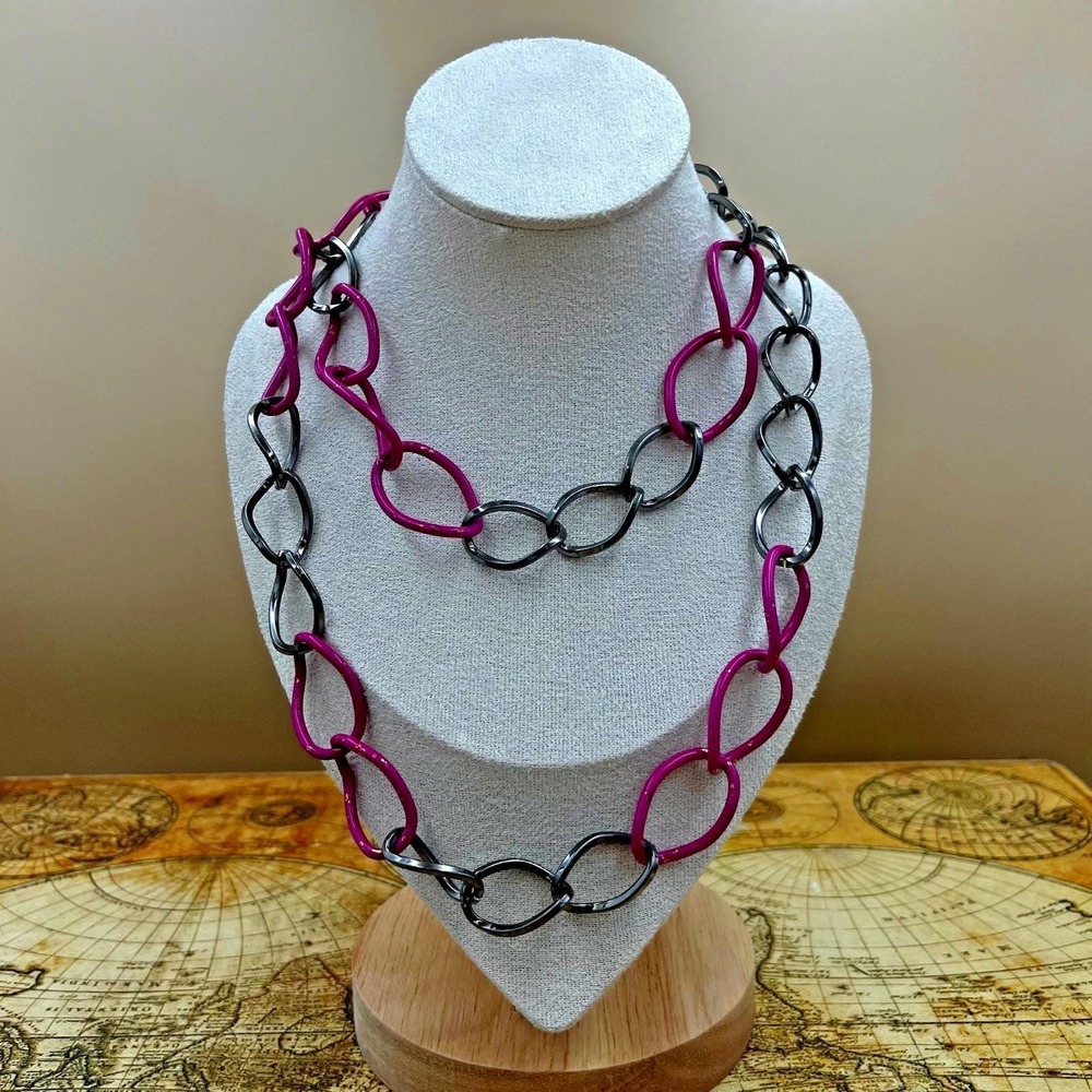 Vintage Daisy Fuentes Gunmetal & Magenta Oval Link Chain Necklace